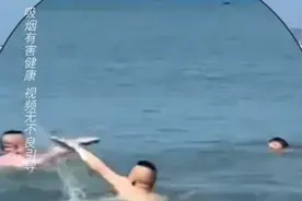 小男孩意外溺水，热心大哥叼烟救人烟不灭图片