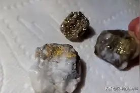 男子在河边发现黄铁矿，石头中间有金色颗粒，鉴定后乐开了花图片