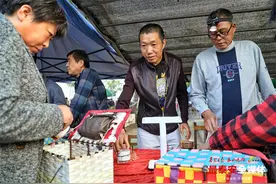 泰安宁阳：蟋蟀引来八方客 秋日清晨交易忙图片