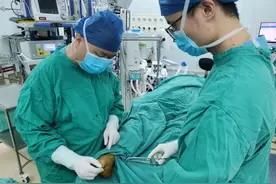 大脚骨让他寸步难行：我国65岁以下成年人中近1/4患有大脚骨病图片