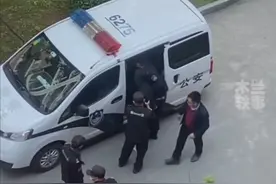 坑爹一族再现江湖？男子私闯女寝被锁叫嚣：我爸是国家领导干部！图片
