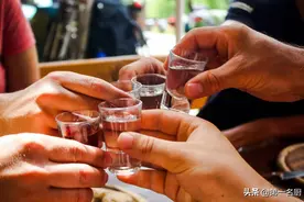 建议大家：轮到你敬酒时，牢记这3句“敬酒词”，能让人高看一眼图片