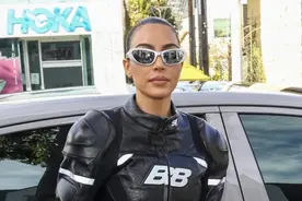 41岁金·卡戴珊穿皮衣似战士，臀胯比夸张，侃爷平替女友以假乱真图片