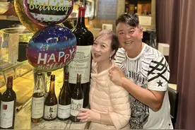 陈百祥71岁生日获爱妻庆祝，结婚42年坚持丁克，过亿财产无人继承图片