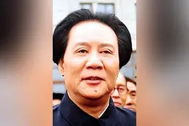 89年古月被邀请参加国宴，解放军上将打了个招呼，吓得他连忙站起图片