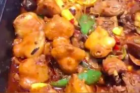 男子吃大盘鸡吃出11个鸡屁股，老板：厨师以为是鸡肉，当事人：难道厨师炒菜都不看锅的吗？图片