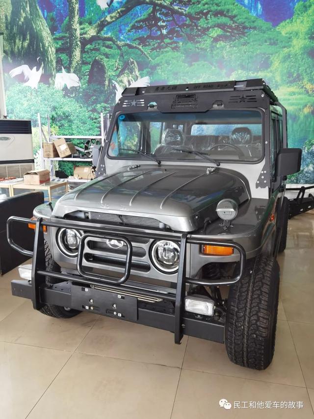 55周年的AMG G55售价要300多万，热辣的红内有点闷骚。