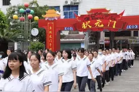 “985大学里没有多少寒门子弟”，高中老师的话，令普通父母沉默图片