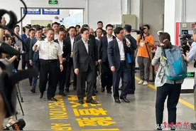 港府立會灣區行｜Day3：超哥搭網紅小火車逛華為，駐足觀看這本書图片