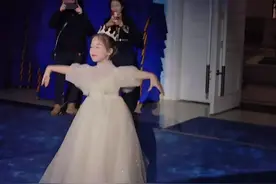 1段“小女孩过生日”的视频，引网友感慨：我一辈子都体会不到图片