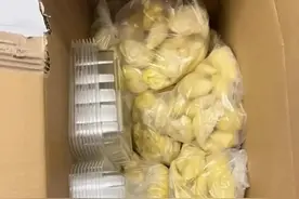 一女子一年没吃榴莲，男友买来120斤，网友：实现吃榴莲自由？图片