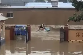 被困在涿州的屋顶上：受灾人数超13万，大量村民未及转移图片