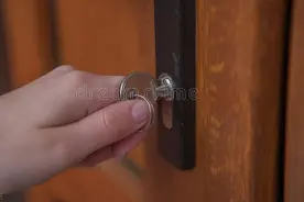 我喝醉了跑到别人家门口，掏出钥匙就开门，把女主人吓一跳图片