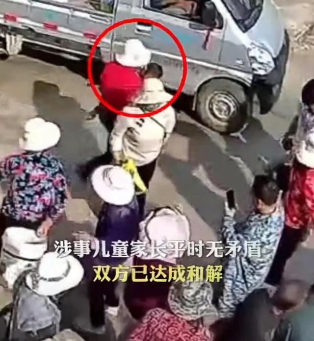 七岁女孩把四岁男孩扔进水井里