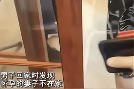 妻子怀孕偷偷去吃烤肉，被老公现场抓包害羞捂脸，老公举动很暖心图片