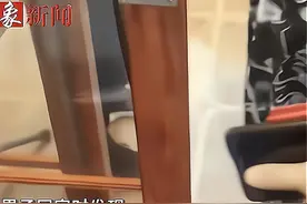 妻子怀孕偷偷去吃烤肉，被老公现场抓包害羞捂脸，老公举动很暖心图片