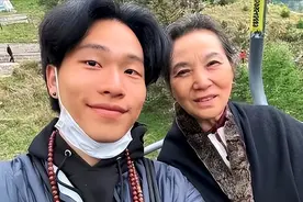 陈坤儿子晒家人合影！戴佛珠黝黑壮实愈发像爸，长居国外生活优渥图片