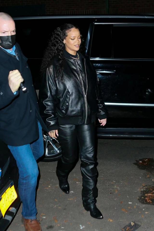 亿万富婆蕾哈娜雪夜出行！半扎泰迪卷秀出心形脸，戴唇钉气场贼强