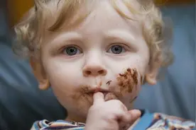 咬手指、抠鼻子、打脑袋，娃的“小动作”危险吗？道理家长要知道图片