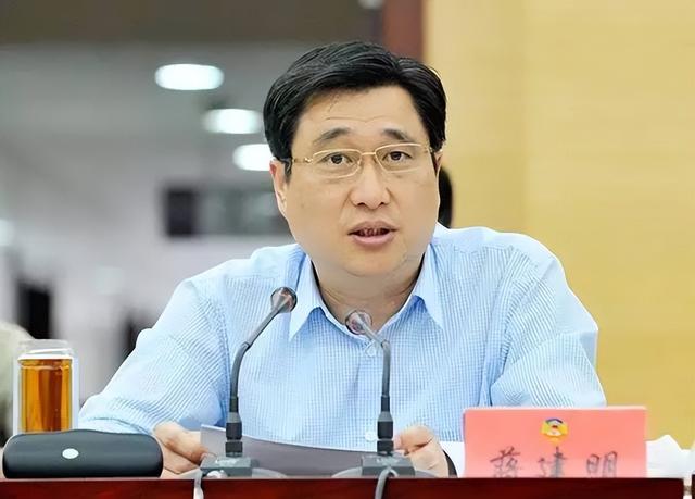 沭阳32岁美女副县长背后的男人被曝光，提拔售楼小姐任副局长