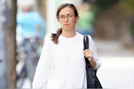 乔布斯的大女儿：借邻居的钱上大学，83亿遗产和她无关，为啥这样图片