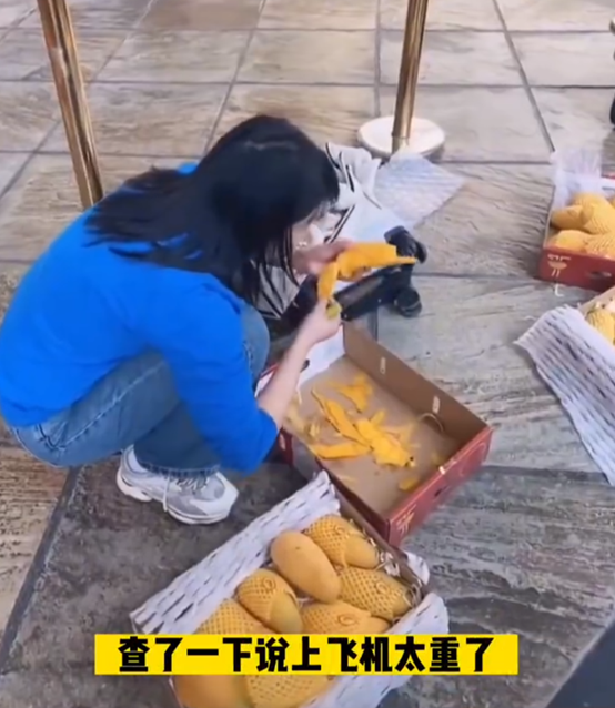 8箱芒果快递费980元 女子当场吃完