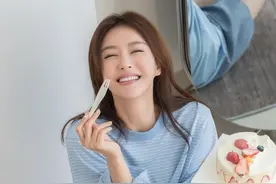 奔四奔五的女人，化妆不要“扮嫩”，画好这3处就够了，优雅减龄图片