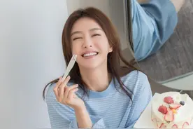 奔四奔五的女人，化妆不要“扮嫩”，画好这3处就够了，优雅减龄图片