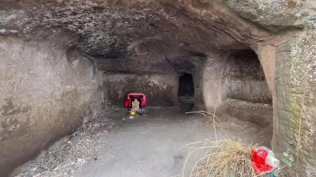 重庆永川闹市边发现一处奇观，山坡全被掏空，到处是窟窿