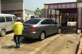 为何私营加油站不仅便宜，还能免费洗车？图片