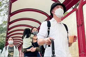 张卫健带年轻女子和女童同行神色紧张，关系耐人寻味图片