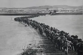 彭德怀：在安东指挥志愿军跨过鸭绿江图片