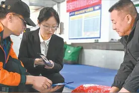 世界邮政日，市民跟随邮政快递员一起送包裹 “您的快递到了，请签收”图片