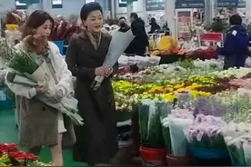 53岁杨澜逛花市被众人围观，身旁殷桃露出大白腿，未戴口罩引争议图片