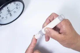 二甲双胍与阿卡波糖联用，比胰岛素的效果好吗，用药时注意什么图片
