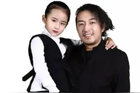 因为一首歌曲《听闻远方有你》，9岁小姑娘刘艺雯火了图片