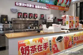 暗访两家蜜雪冰城门店：频繁改标签过期继续用，偷工减料省成本图片