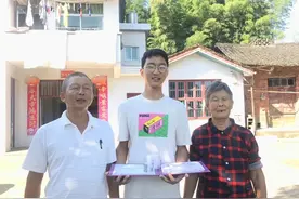 “寒门贵子”何润琪：707分夺湖南高考状元，抱着妈妈遗像上清华图片