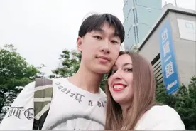 我，北京人，约会俄罗斯美女不敢表白，没想到她很主动，直接献吻图片