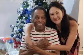 球王贝利和妻子近照，82岁坐轮椅，状态不佳，50岁妻子很漂亮图片