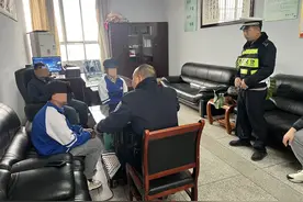 危险！贵阳两名未成年学生骑摩托车“翘头”炫技！图片