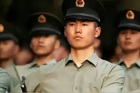 国庆节，曾在天安门广场升旗的帅小伙在自家院子和父亲升起国旗图片