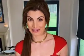 “英国礼仪专家”教网友用刀叉吃米饭？遭群嘲后连夜删视频图片