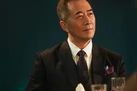 他是内蒙古出来的著名老戏骨，49岁再婚小妻子，50岁当爸爸不敢老图片