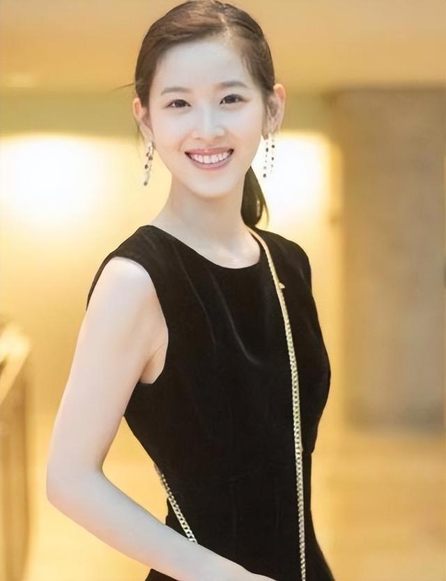 清华大学校花章泽天,浙大校花秦妃,异国风采,两朵校花谁更美
