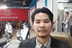 烧烤店倒闭了，周立齐重回电瓶车行业，西装革履大背头春风得意图片