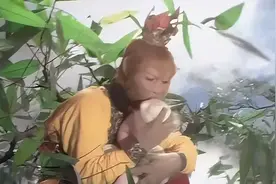 孙悟空大闹蟠桃会，责怪没受邀请？王母：谁说没请，窦娥都没我冤图片