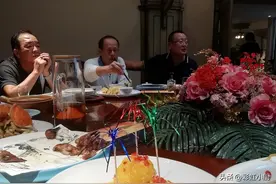 得寸进尺，陕西一家人喝了6瓶茅台，结账后又遭服务员“霸凌”图片