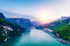 杨慎经典词作《临江仙·滚滚长江东逝水》，说透人生，受用一生！图片