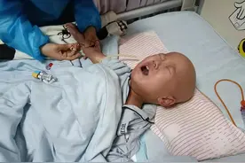 12岁姐姐摆摊卖绿植，筹钱救血癌弟弟图片